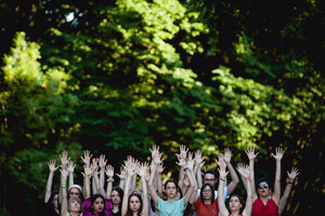 Finał Azylu Warszawa 2021, spektakl &bdquo;Woda jest bardzo zimna, ale nie mogę zostać na brzegu&rdquo;, fot. Pat Mic